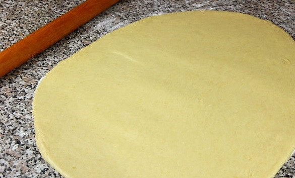 1. Этап. Пирожки с сыром Фета: 6. Раскатайте тесто до полусантиметровой толщины.