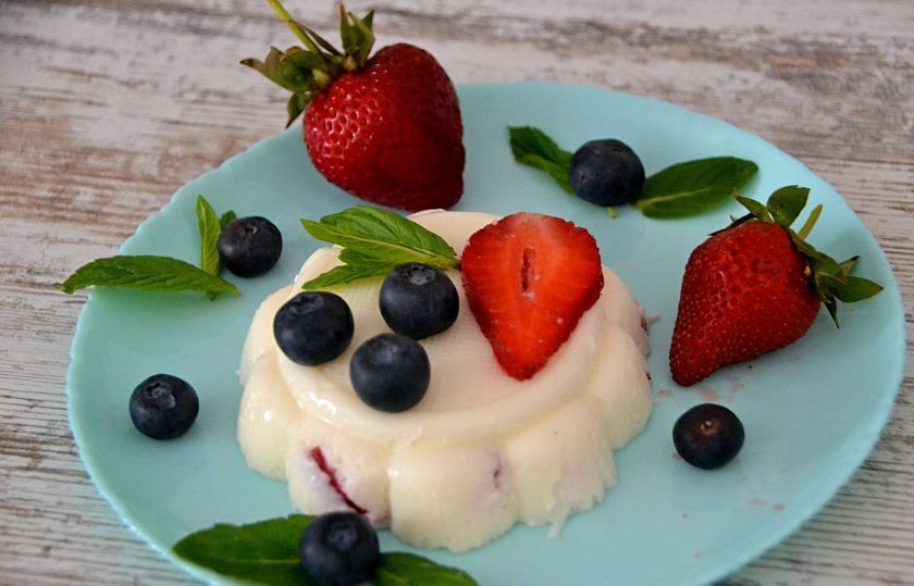 1. Этап. Бланманже из сметаны: Перед подачей опустите формочку на несколько секунд в горячую воду и десерт легко извлечется из формы. Украсьте на свой вкус свежими ягодами или фруктами и наслаждайтесь нежнейшим вкусом 