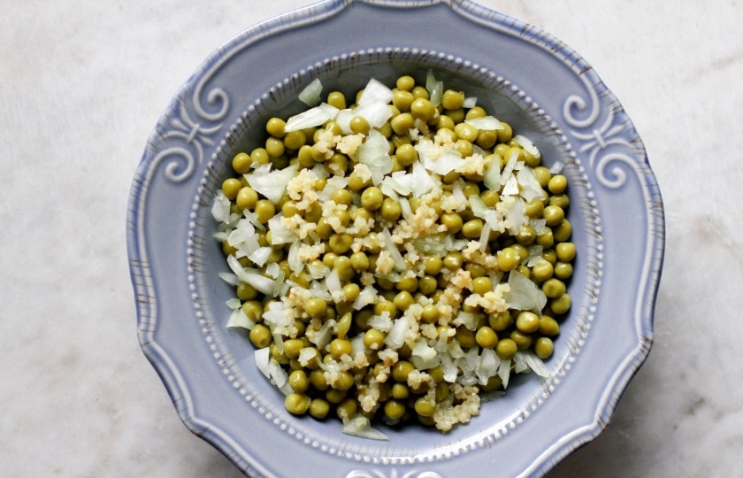 1. Этап. Салат с зелёным консервированным горошком: Измельчите чеснок. Но не давите, просто порежьте очень-очень мелко.