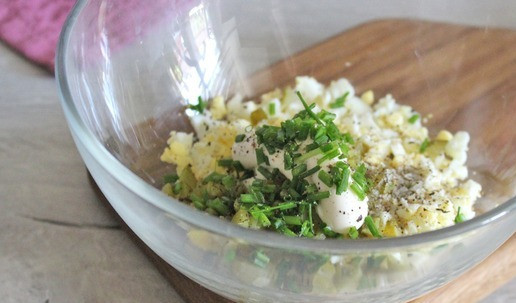 1. Этап. Закуска «Тайна»: Затем добавить майонез, мелко порезанный зеленый лук, посолить и поперчить по вкусу, перемешать. Начинка готова.