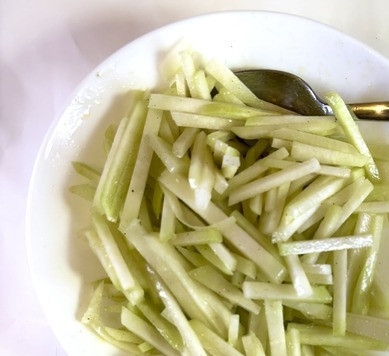 1. Этап. Салат из кольраби и феты: Кольраби полить заправкой и перемешать, дать настояться минут пять.