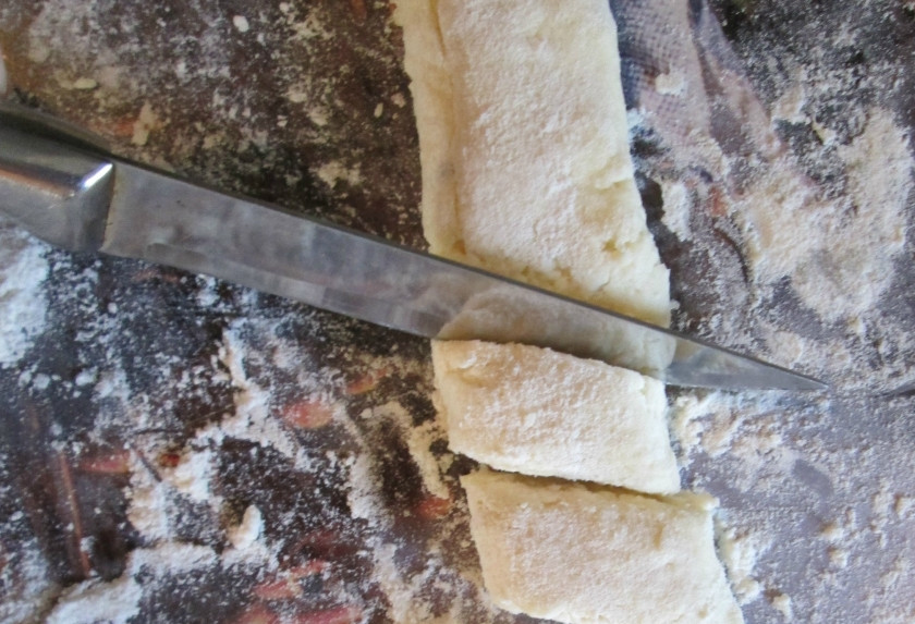 1. Этап. Ленивые вареники для малышей: 2. Сделаем однородное, но не очень тугое тесто, слепим колбаску, которую затем нарезаем небольшими кусочками.