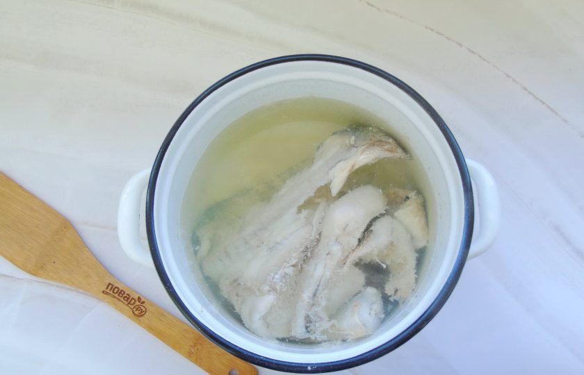 1. Этап. Белая уха: Доведите рыбу с водой до кипения, после огонь убавьте, снимите пену. Готовьте бульон с приоткрытой крышкой кастрюли на самом минимальном огне 25-30 минут.