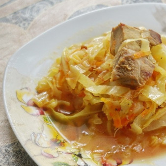 Тушеная капуста в казане со свининой