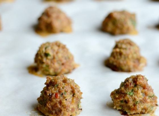 1. Этап. Минестроне с индейкой: Затем запекайте фрикадельки в духовке при 180 градусах в течение 20 минут.