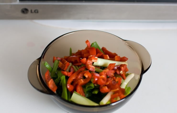 1. Этап. Мясо по-монгольски: Нарезаем лук полосками по 2-3 сантиметра. Перчик чили очищаем от семечек и мелко крошим .