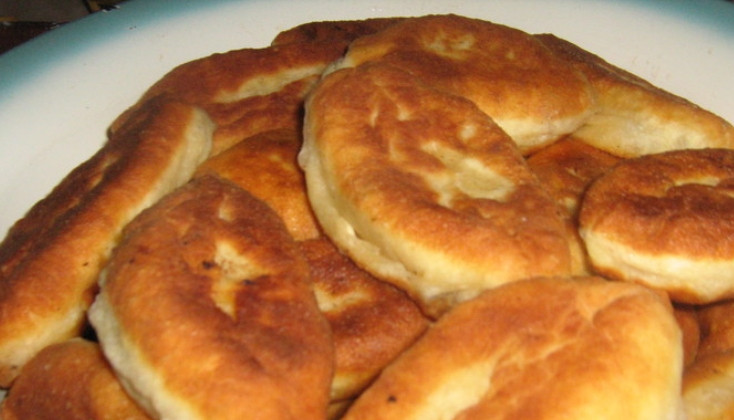 1. Этап. Бабушкины пирожки (самые вкусные): Готовые пирожки выложите на салфетку, чтобы удалить лишнее масло. Приятного аппетита!