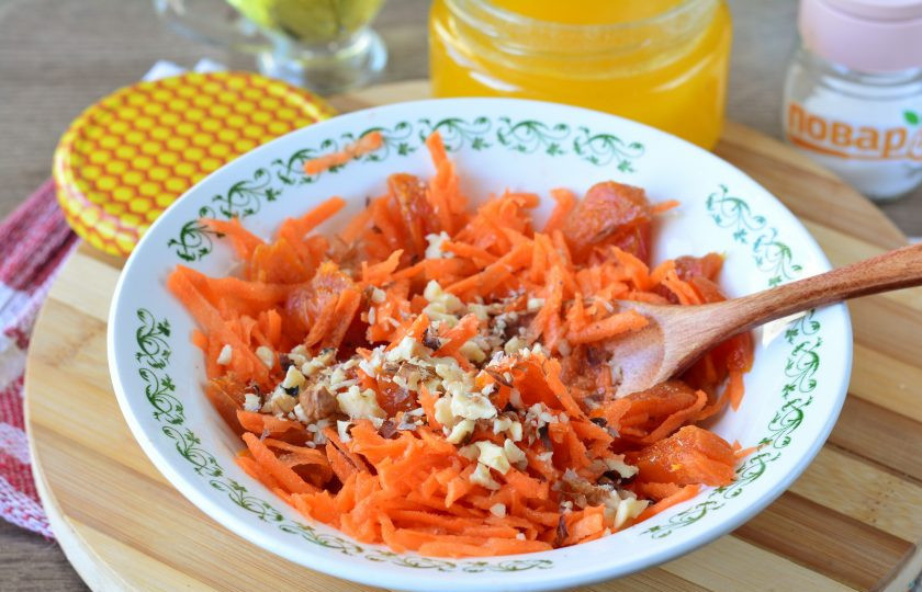 1. Этап. Салат из моркови и кураги: Добавьте измельченные орешки и перемешайте.