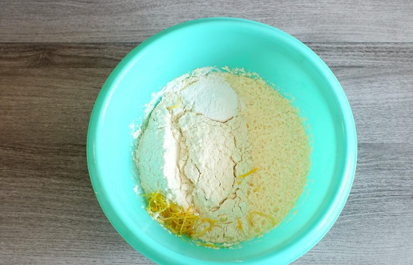 1. Этап. Лимонный кекс с мятой: Всыпьте муку, разрыхлитель для теста, цедру лимона. Взбейте миксером.