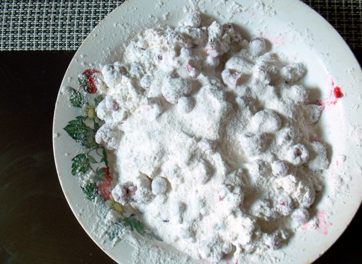 1. Этап. Летний ягодный пирог: Смешайте муку, разрыхлитель, ванилин и чистые, сухие ягоды.