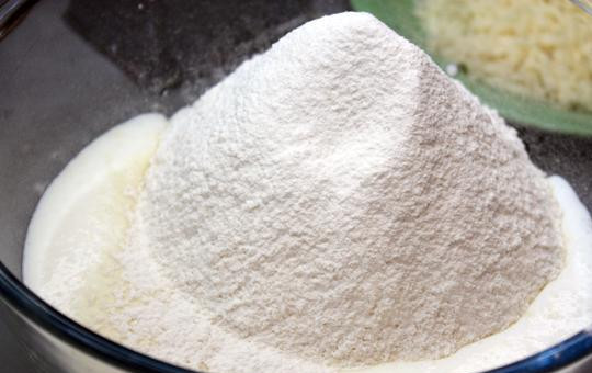 1. Этап. Хачапури по-тбилисски: Берем большую миску, наливаем туда наш кефир, просеиваем муку и соду, добавляем яйца.