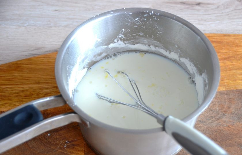 1. Этап. Яблочный пирог Восторг: Влейте в сотейник молоко, хорошо размешайте, поставьте на небольшой огонь, варите при постоянном помешивании до загустения.