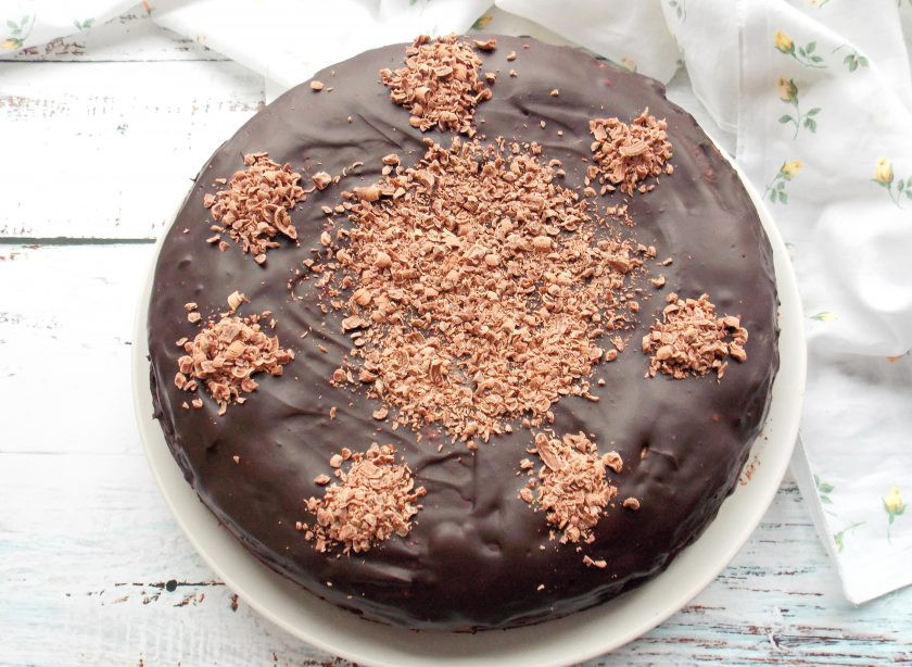 1. Этап. Торт с шоколадной крошкой: Оставшийся шоколад натрите на крупной терке и пока не застыл верхний шоколадный слой, украсьте торт.