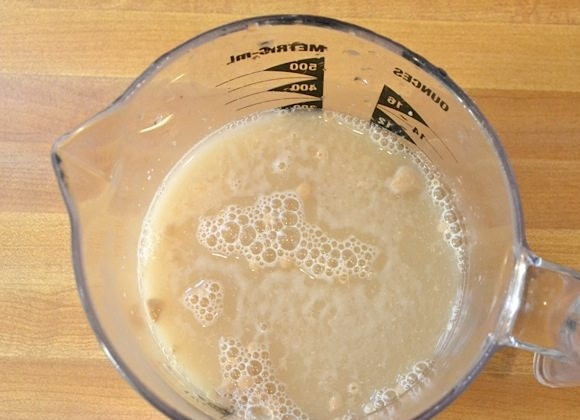 1. Этап. Хлеб с семечками: 1. В теплую воду добавьте дрожжи и мед, перемешайте и оставьте на время.