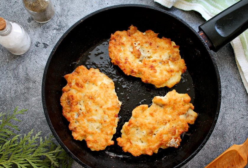 1. Этап. Рубленые рыбные котлеты из минтая: В сковороду налейте растительное масло и разогрейте на среднем огне. Убавьте огонь и выложите фарш по одной столовой ложке, формируя котлеты. Обжаривайте под крышкой по 3-4 минуты с каждой стороны. Снимите котлеты с огня и сразу подавайте к столу.