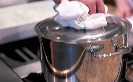 1. Этап. Телятина под соусом из тунца: Доведите до кипения бульон. Положите в него наши 