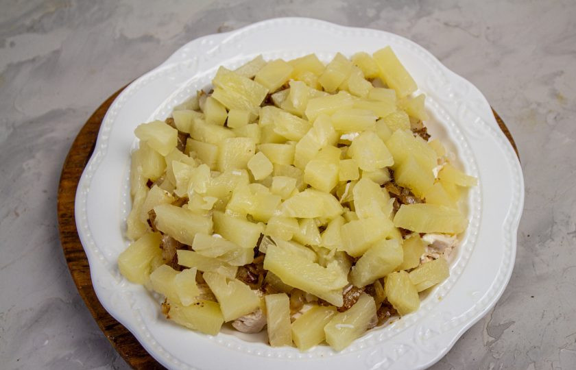 1. Этап. Салат Екатерина Мудрая: Затем выложите слой нарезанных кубиком ананасов. Смажьте тонким слоем майонеза.