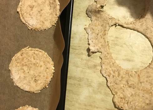 1. Этап. Быстрое галетное печенье с отрубями: 5. Стол присыпаем мукой, тесто раскатываем в тонкий пласт и вырезаем хлебцы любой формы и размера, пока не используете все тесто. У меня кружочки, получилось ровно 30 штук.