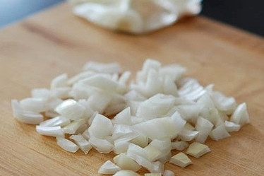 1. Этап. Лисички, запеченные под сыром: Мелко нарезаем лук.