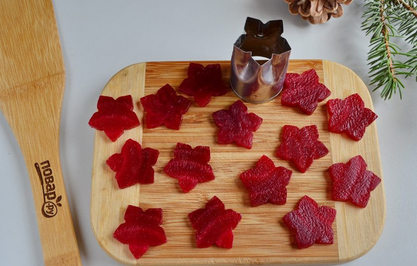 1. Этап. Салат-торт Селедка под шубой: С помощью вырубки для печенья или плунжера вырежьте украшения в виде цветочков для торта. Также понадобится любая зелень, петрушка или зеленый лук будут идеально смотреться.