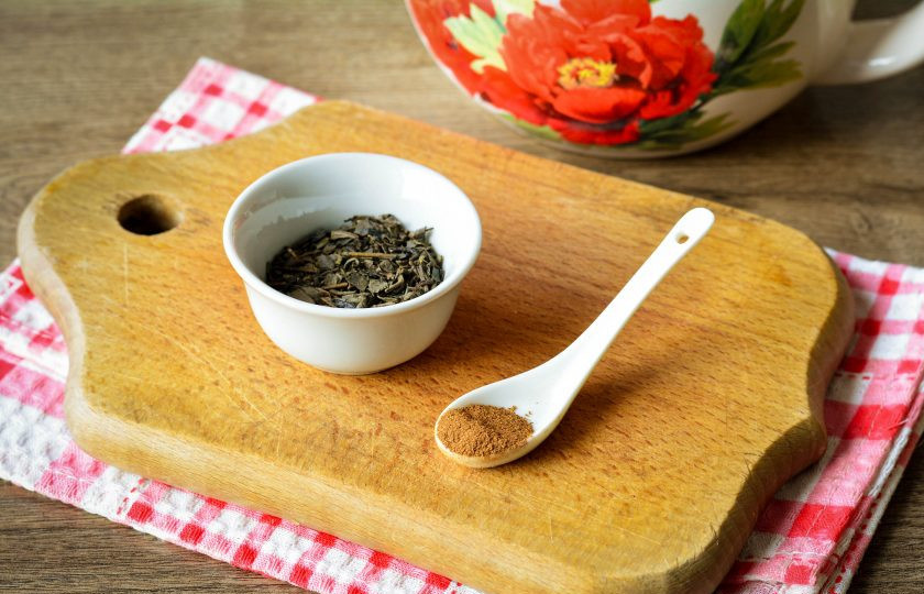 1. Этап. Зеленый чай с корицей для похудения: Подготовьте ингредиенты для приготовления зеленого чая с корицей для похудения.