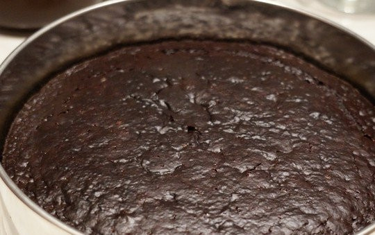 1. Этап. Моментальный шоколадный торт: 10. Выпекается корж довольно быстро - минут 20-25. Важно, чтобы он не был сухим, так что передерживать его в духовке не нужно. После переложите на решетку, чтобы он остыл.
