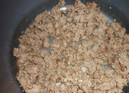 1. Этап. Спагетти с фаршем в мультиварке: 1. Фарш, если надо, разморозим и обжарим в режиме 