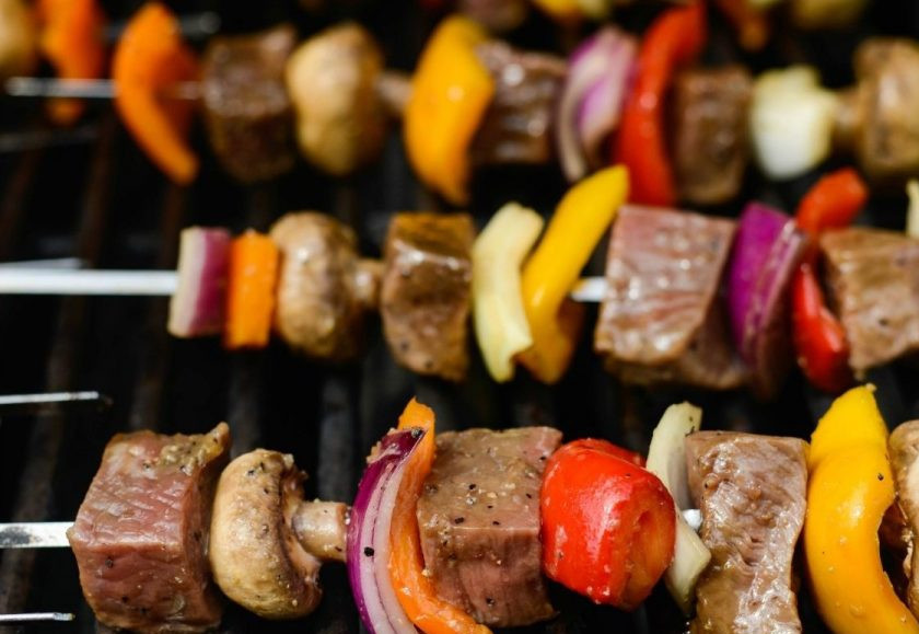 1. Этап. Кебаб из говядины и овощей: Спустя время наденьте поочерёдно мясо и овощи на шампуры. Выложите их на разогретый до 200 градусов гриль или сковороду с небольшим количеством масла.