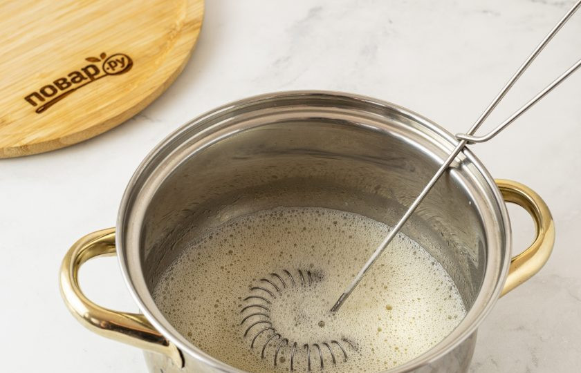 1. Этап. Постный торт Птичье молоко: Одновременно с этим в кастрюльке с толстым дном смешайте сахарный сироп, растительное молоко и агар-агар. Доведите до кипения смесь на среднем огне и проварите 1-2 минуты, постоянно помешивая.