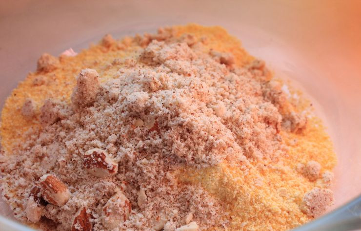 1. Этап. Печенье без сахара: 1. Пшеничную муку и кукурузную нужно просеять и выложить в глубокую мисочку. Орехи измельчить немного, но не в пудру, чтобы ощущались кусочки. При желании предварительно их можно подсушить на сковороде.