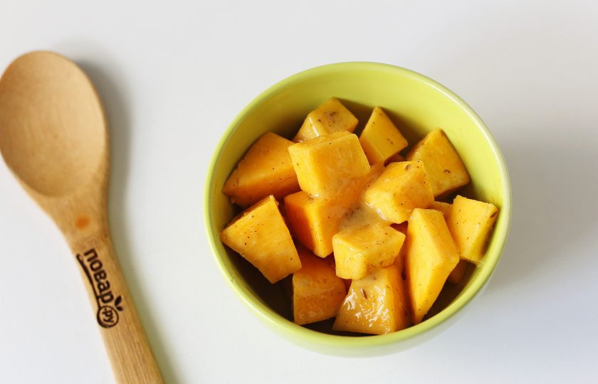 1. Этап. Азербайджанский плов с тыквой: Тыкву нарежьте кубиками, полейте небольшим количеством масла, посыпьте специями для глинтвейна (корица, чёрный перец, кардамон, гвоздика и т.д.) и добавьте немного сахара. Перемешайте.