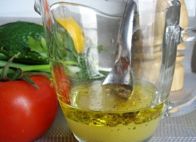 1. Этап. Салат из авокадо с креветками и яйцом: Приготовьте заправку: выдавите сок половинки апельсина, добавьте к нему оливковое масло и специи по вкусу.