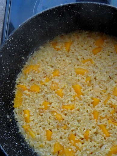 1. Этап. Сливочный булгур с тыквой: Накрыть крышкой и томить на среднем огне, пока вода не выпарится.