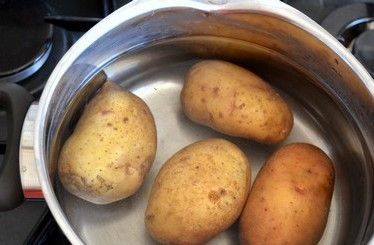 1. Этап. Салат с опятами: Картофель вымыть и отварить 