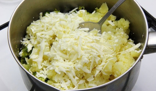 1. Этап. Равиоли с брокколи: 4. Соедините слегка измельченную брокколи с картофелем. Натрите на терке сыр, добавьте его в начинку. Все как следует перемешайте, при желании посолите и поперчите по вкусу.