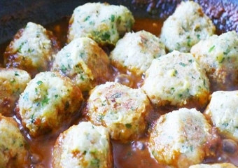 1. Этап. Рыбные тефтели: Достаем из холодильника тефтели и выкладываем их в заправку. Тушим на медленном огне под крышкой 5 минут. Переворачиваем их и тушим ещё 10 минут. Выключаем плиту и даем настояться 10 минут.