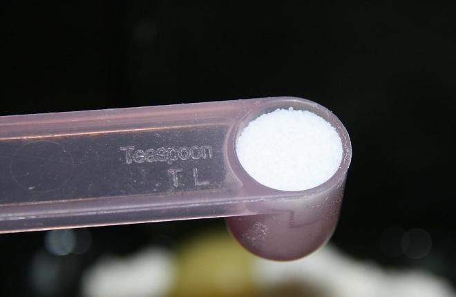 1. Этап. Хлеб Дюкана: Затем добавьте соль и фруктозу.