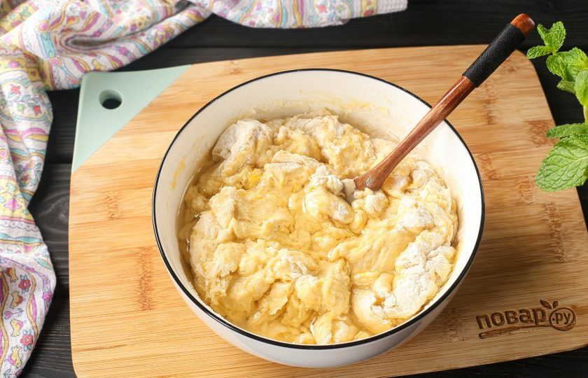 1. Этап. Пышки из тыквы: Перемешивайте тесто сначала ложкой, а затем переложите на стол и продолжите замес руками.