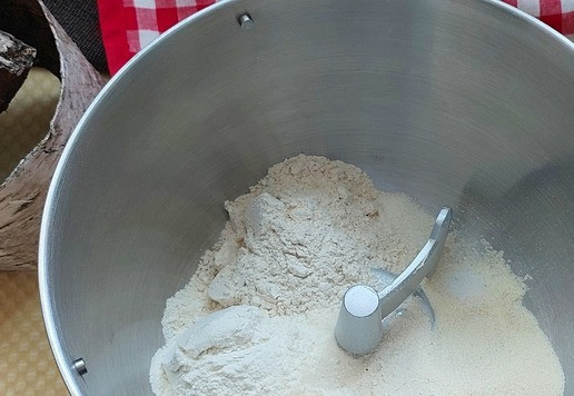 1. Этап. Манговый Верзила с котлетой из индейки: Сначала нужно испечь булочки. Лучше это сделать заранее, накануне. Для теста отмерить сухие ингредиенты.