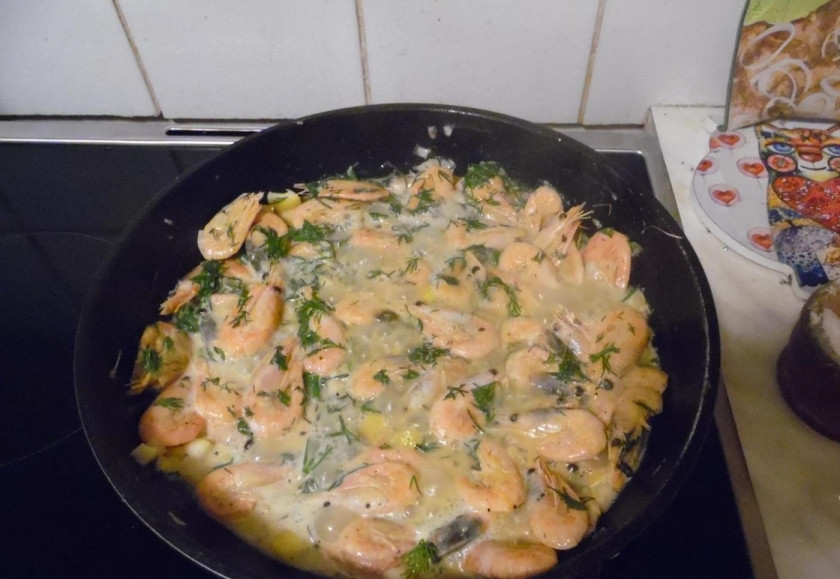 1. Этап. Креветки с чесночным соусом: 6. После лимона сразу добавляю майонез, чеснок, укроп и всё перемешиваю. По вкусу добавляю соль и черный молотый перец, специи к рыбе.