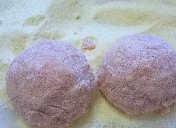 1. Этап. Котлеты Моцарелка: Сформируйте круглые котлеты и обваляйте в сухарях.