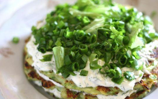 1. Этап. Торт из кабачков: По желанию, в крем еще можно добавить зелень. Теперь формируем торт - кладем блинчик, на него намазываем крем, сверху блинчик, крем, и так пока не кончатся блинчики. Сверху можно посыпать свежей зеленью. Приятного аппетита :)