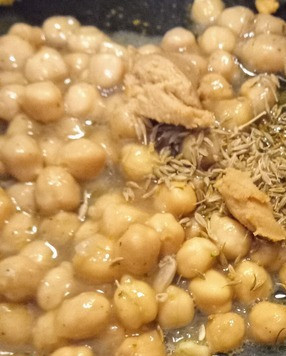 1. Этап. Паста с брокколи и мисо: Тем временем, в глубокой ёмкости разогреть масло и жарить чеснок одну минуту. Затем добавить мисо-пасту (или анчоусы), зиру и лимонный сок. Жарить ещё минуты 2, постоянно помешивая. В конце добавить нут, красный жгучий перец, черный перец и убрать с огня.