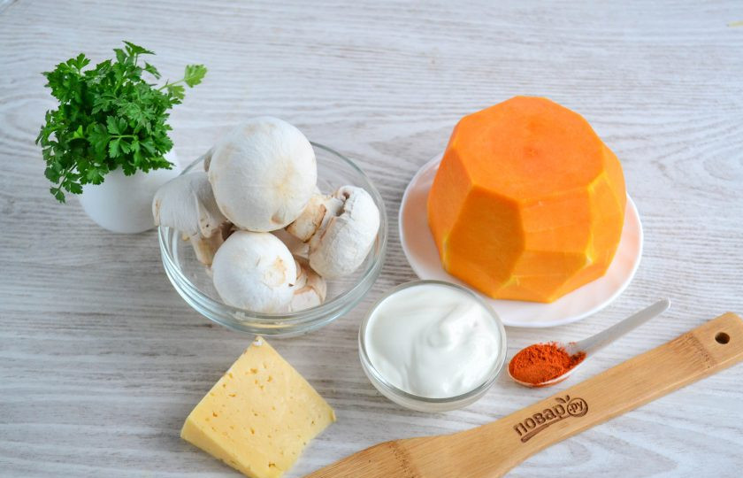 1. Этап. Тыква с грибами в духовке: Подготовьте все необходимые ингредиенты. В списке ингредиентов указано количество уже очищенной от кожуры и семян тыквы. Грибы также нужно очистить и промыть.