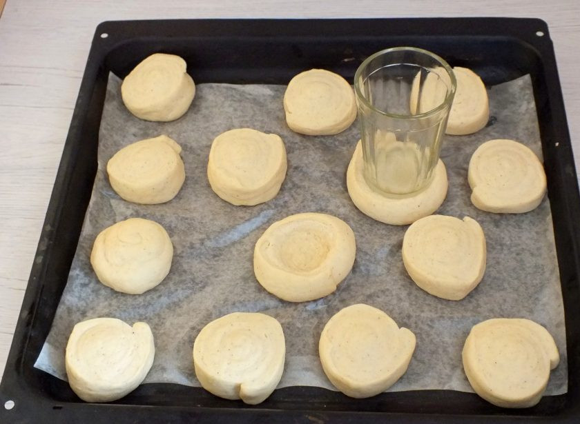 1. Этап. Булочки Даллас: По истечении времени, с помощью стакана вдавите серединку заготовки внутрь.