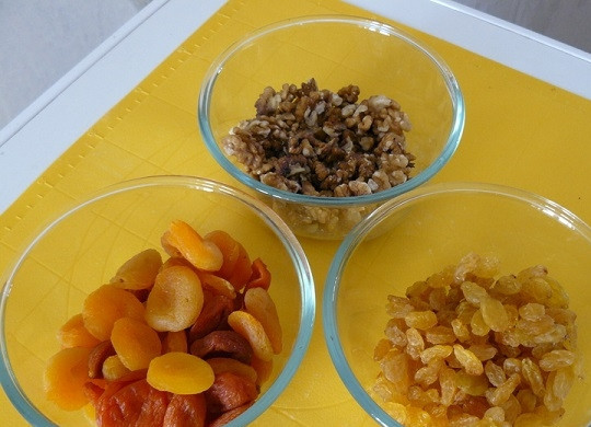 1. Этап. Рулет из сухофруктов и орехов: 2. Все ингредиенты для начинки в данном случае нужны в одинаковом количестве, но вы можете взять несколько видов орехов, например.