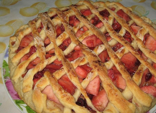 1. Этап. Дрожжевой пирог с ягодно-фруктовой начинкой: 4. Запекайте пирог около 45-60 минут до румяности. Приятного аппетита!