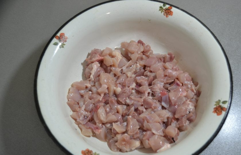 1. Этап. Чувашская хупла: Мелко порежьте куриное мясо.