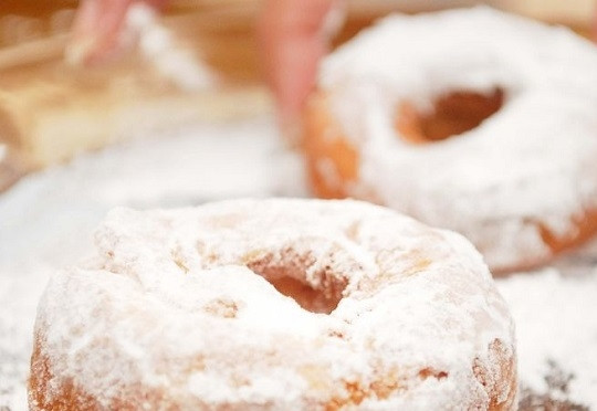 1. Этап. Пончики во фритюре: 8. Вот и весь простой рецепт пончиков во фритюре. Присыпьте готовое лакомство сахаром или обваляйте выпечку в пудре. Можно сразу подавайть к столу. Приятного чаепития!