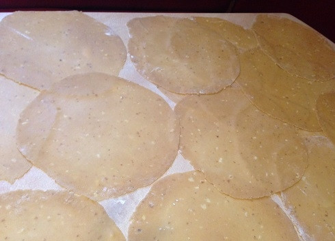 1. Этап. Детский торт своими руками: Я раскатываю сразу все коржи, а тем временем включаю духовку на 200 градусов, пусть греется вместе с противнями.